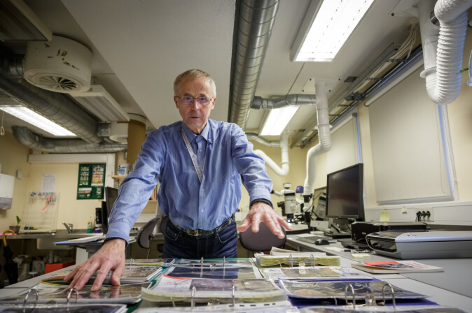 Arne Hassel har eit rikholdig oppslagsverk tilgjengeleg - mykje av det har han laga sjølv. Arne Hassel har eit rikholdig oppslagsverk tilgjengeleg - mykje av det har han laga sjølv.