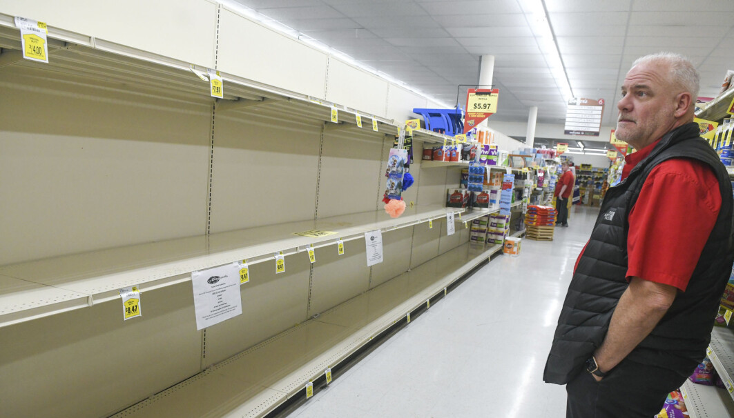 Mange steder i verden begynte folk å hamstre da pandemien startet. Her er et foto av tomme butikkhyller i en by i Pennsylvania, USA. Men hvem var det som hamstret? Svaret vil kanskje overraske mange. Mange steder i verden begynte folk å hamstre da pandemien startet. Her er et foto av tomme butikkhyller i en by i Pennsylvania, USA. Men hvem var det som hamstret? Svaret vil kanskje overraske mange.