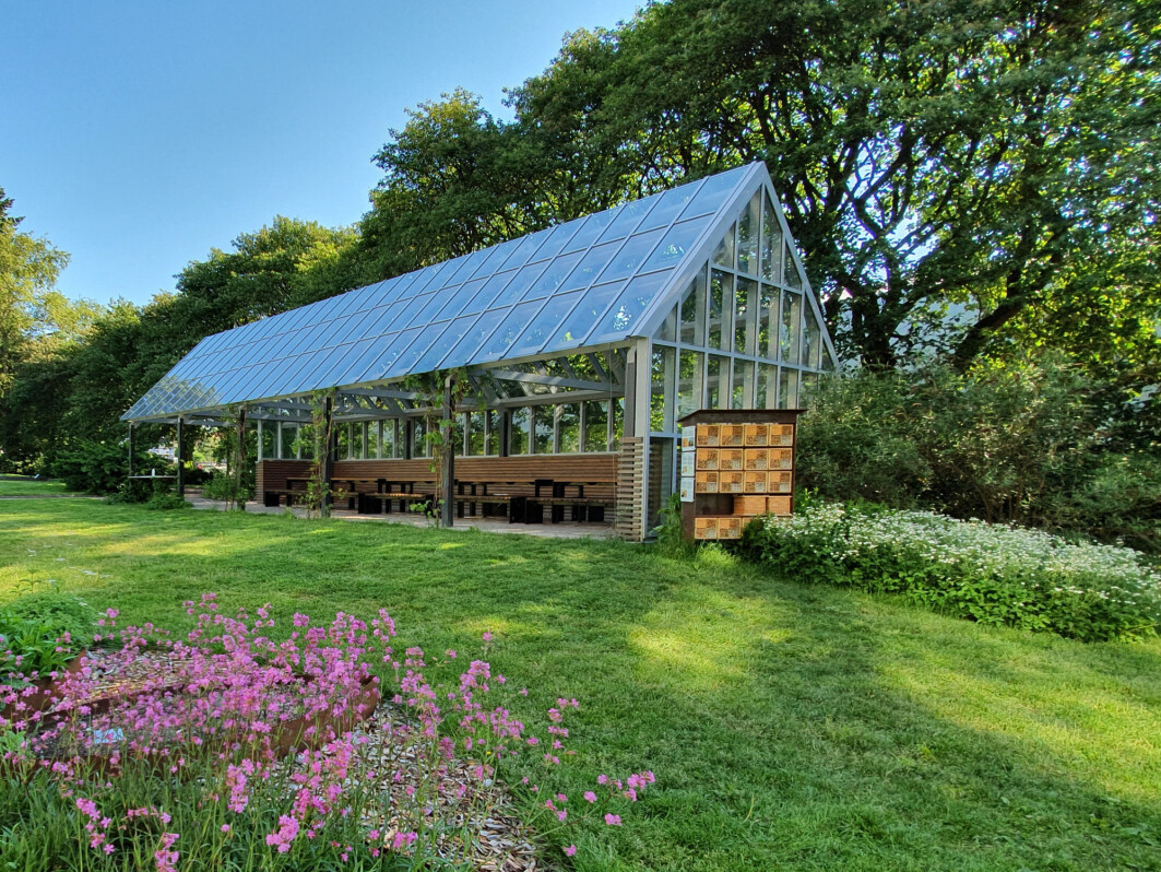 Forskningshotellet er plassert ved Hagehuset i Botanisk hage, mellom Lids hus og Monrads gate. Forskningshotellet er plassert ved Hagehuset i Botanisk hage, mellom Lids hus og Monrads gate.