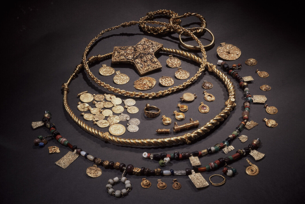 Hoenskatten ble funnet helt tilfeldig for snart 200 år siden. Den består blant annet av to store halsringer og to armbånd av flettet gull, en trefliket spenne av gull, et gullanheng formet som en slange, gullbrakteater, fingeringer, gullmynter og kunstferdige glassperler. Den fortjener virkelig betegnelsen skattefunn og den kulturhistoriske verdien er uvurderlig. Hoenskatten ble funnet helt tilfeldig for snart 200 år siden. Den består blant annet av to store halsringer og to armbånd av flettet gull, en trefliket spenne av gull, et gullanheng formet som en slange, gullbrakteater, fingeringer, gullmynter og kunstferdige glassperler. Den fortjener virkelig betegnelsen skattefunn og den kulturhistoriske verdien er uvurderlig.