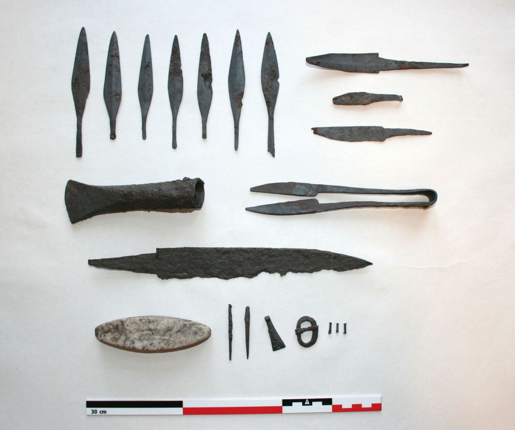 Den døde som var gravlagt i Ynglesdalen fikk med seg flere våpen og en saks. I tillegg inneholdt graven en beltestein, ildstål, et lite redskap med egg, noen små nagler og en beltespenne som alle sannsynligvis tilhørte et belte på klesdrakten. Det ble også funnet brente menneskebein fra en ung eller voksen person, og beltesteinen kan tyde på at det var en mann. Den døde som var gravlagt i Ynglesdalen fikk med seg flere våpen og en saks. I tillegg inneholdt graven en beltestein, ildstål, et lite redskap med egg, noen små nagler og en beltespenne som alle sannsynligvis tilhørte et belte på klesdrakten. Det ble også funnet brente menneskebein fra en ung eller voksen person, og beltesteinen kan tyde på at det var en mann.