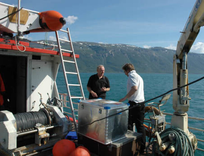 "Forsker Oddvar Longva (t.v.) og ingeniør John Anders Dahl ved NGU saumfarer Lyngenfjorden på jakt etter gamle skredmasser." "Forsker Oddvar Longva (t.v.) og ingeniør John Anders Dahl ved NGU saumfarer Lyngenfjorden på jakt etter gamle skredmasser."