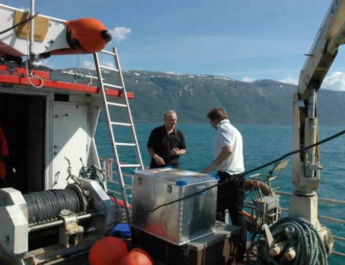"Forsker Oddvar Longva (t.v.) og ingeniør John Anders Dahl ved NGU saumfarer Lyngenfjorden på jakt etter gamle skredmasser."