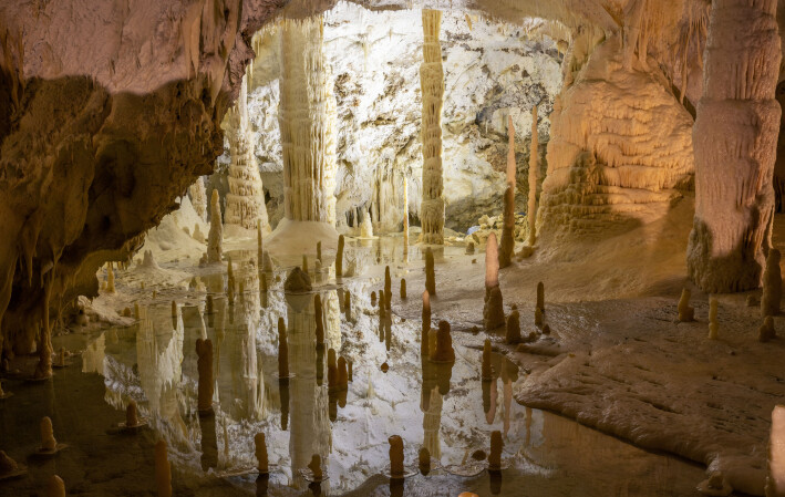 Dryppsteinene er oftest lagd av stoffet kalsiumkarbonat. Akkurat samme stoff som mesteparten av eggeskall er lagd av. Bildet er fra den kjente dryppsteinshulen grotte di Frasassi i Italia. Dryppsteinene er oftest lagd av stoffet kalsiumkarbonat. Akkurat samme stoff som mesteparten av eggeskall er lagd av. Bildet er fra den kjente dryppsteinshulen grotte di Frasassi i Italia.