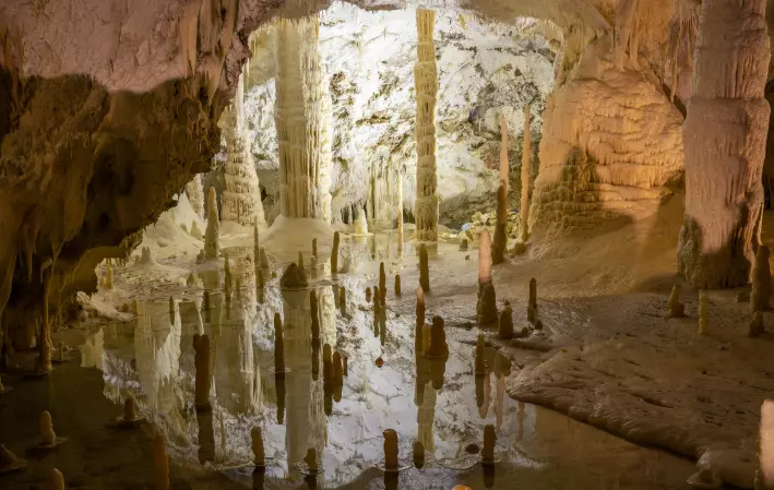 Dryppsteinene er oftest lagd av stoffet kalsiumkarbonat. Akkurat samme stoff som mesteparten av eggeskall er lagd av. Bildet er fra den kjente dryppsteinshulen grotte di Frasassi i Italia.