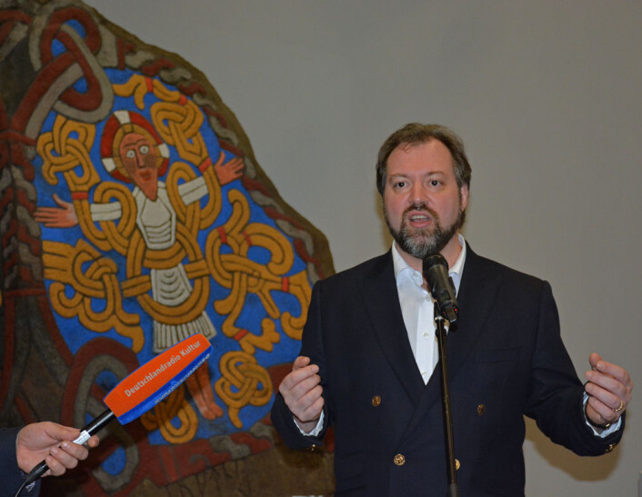 – Vi må vise fram hvor voldelige vikingene var, i tillegg til den fredelige kontakten med andre kulturer, sier Gareth Williams, hovedkurator for utstillingen på British Museum. I bakgrunnen en kopi av en runestein fra 965 i Jelling, Danmark. (Foto: Ida Kvittingen) – Vi må vise fram hvor voldelige vikingene var, i tillegg til den fredelige kontakten med andre kulturer, sier Gareth Williams, hovedkurator for utstillingen på British Museum. I bakgrunnen en kopi av en runestein fra 965 i Jelling, Danmark. (Foto: Ida Kvittingen)