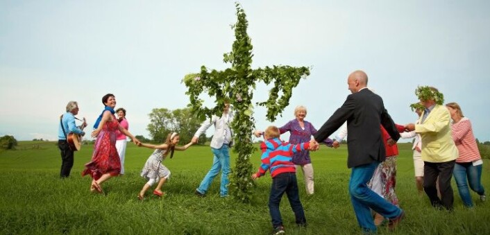 Mens sankthansfeiringen får dårligere vilkår her i landet, feirer svenskene i større grad midtsommar nå enn før. (Foto: Visit Sweden) Mens sankthansfeiringen får dårligere vilkår her i landet, feirer svenskene i større grad midtsommar nå enn før. (Foto: Visit Sweden)