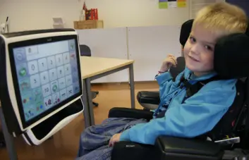 Brage bruker øyestyrt kommunikasjon. Her er på Kleppe skole, der han går i 2. klasse. Når Brage flytter blikket mellom symboler, tall eller bokstaver, fanger kameraer refleksjoner av infrarødt lys, og finner ut hvor han har pupillene. Tale genereres når Brage vil si det han ser på. (Foto: Andreas R. Graven) Brage bruker øyestyrt kommunikasjon. Her er på Kleppe skole, der han går i 2. klasse. Når Brage flytter blikket mellom symboler, tall eller bokstaver, fanger kameraer refleksjoner av infrarødt lys, og finner ut hvor han har pupillene. Tale genereres når Brage vil si det han ser på. (Foto: Andreas R. Graven)