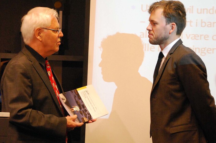 Magne Raundalen, barnepsykolog og leder av utvalget, overleverer utredningen til Barne-, likestillings- og inkluderingsminister Audun Lysbakken. (Foto: Kari Oliv Vedvik) Magne Raundalen, barnepsykolog og leder av utvalget, overleverer utredningen til Barne-, likestillings- og inkluderingsminister Audun Lysbakken. (Foto: Kari Oliv Vedvik)