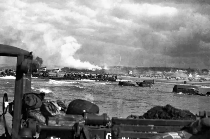 D-dagen i Normandie. Røyken stiger fra tyske posisjoner på land. (Foto: US Army, Wikimedia Commons)