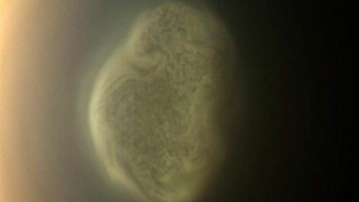 Slik ser virvelstrømmen på Titan ut. Bildet er i ekte farger. (Foto: NASA/JPL-Caltech/Space Science Institute)