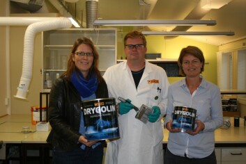 Senioringeniør Nina Hove Myhre, fagtekniker Truls Syvertsen og labsjef Tina Helland hos Jotun har tatt i bruk Smart produksjon i fremstillingen av bindemiddel. (Foto: Jotun) Senioringeniør Nina Hove Myhre, fagtekniker Truls Syvertsen og labsjef Tina Helland hos Jotun har tatt i bruk Smart produksjon i fremstillingen av bindemiddel. (Foto: Jotun)