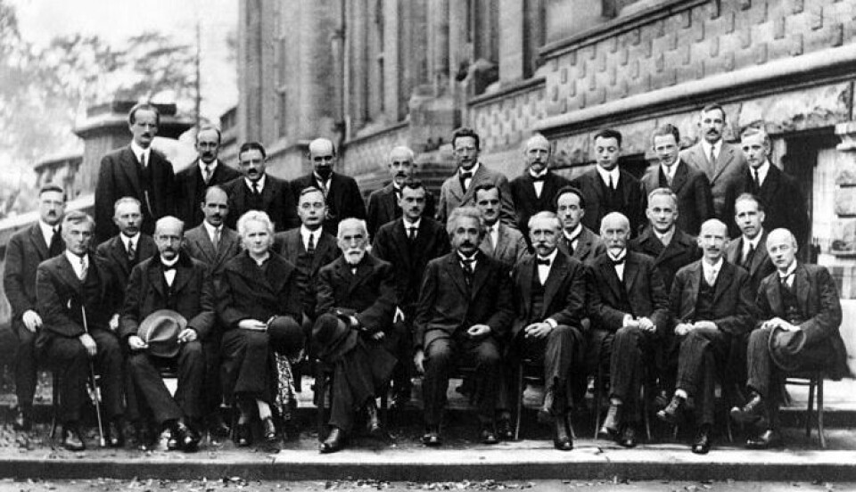 Solway-konferansen i Brussel, 1927. Erwin Schrödinger nr. 6 fra venstre i bakre rad, Wolfgang Pauli og Werner Heisenberg nr. 4 og 3 fra høyre i samme rad. Albert Einstein prominent i midten foran. (Foto: Wikimedia Commons)