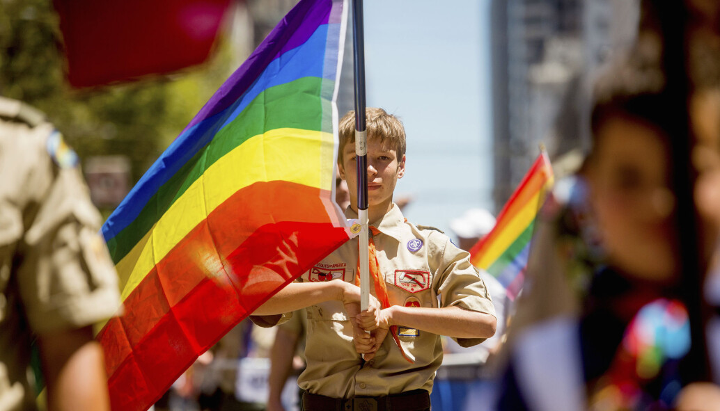 Unge, amerikanske skeive er mer åpne om sin seksuelle orientering enn før. Bildet viser en ung speidergutt med pride-flagget i San Fransisco i 2014. Da fikk ikke skeive voksne ikke speiderledere i organisasjonen Boy Scouts of America. Forbudet ble opphevet året etter. Unge, amerikanske skeive er mer åpne om sin seksuelle orientering enn før. Bildet viser en ung speidergutt med pride-flagget i San Fransisco i 2014. Da fikk ikke skeive voksne ikke speiderledere i organisasjonen Boy Scouts of America. Forbudet ble opphevet året etter.