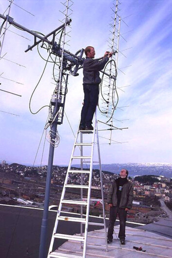 "Her er studenter ved Høgskolen i Narvik i ferd med å installere antenna ved bakkestasjonen på høgskolen. Foto: Bjørn Pedersen, NTNU." "Her er studenter ved Høgskolen i Narvik i ferd med å installere antenna ved bakkestasjonen på høgskolen. Foto: Bjørn Pedersen, NTNU."