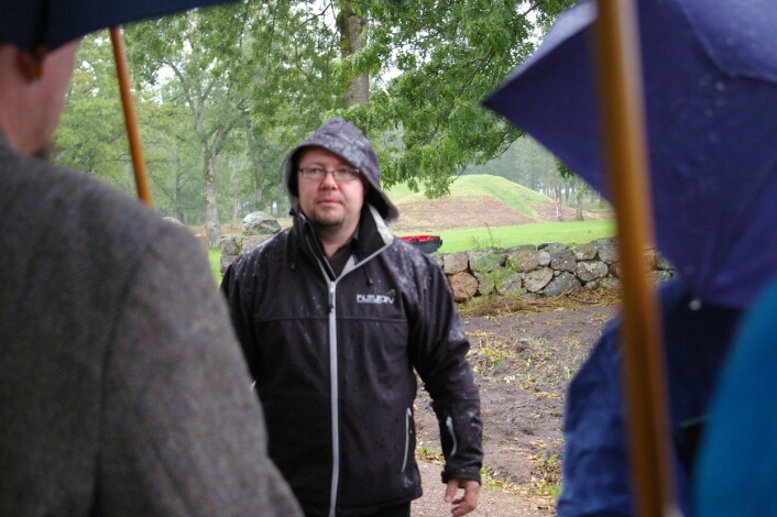 Terje Gansum med tilhørere foran en av gravhaugene i Borre. (Foto: Bjørnar Kjensli) Terje Gansum med tilhørere foran en av gravhaugene i Borre. (Foto: Bjørnar Kjensli)