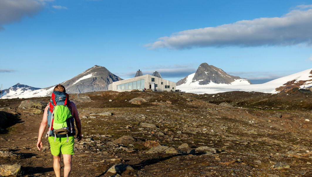 Turister fra andre land har for alvor oppdaget det unike tilbudet DNT gir turister som ønsker å besøke den norske fjellheimen. Spektakulære Rabothytta er en av DNTs nyeste og høyest beliggende hytte. Den ligger på 1200 meter over havet og har Okstindan i bakgrunnen. Turister fra andre land har for alvor oppdaget det unike tilbudet DNT gir turister som ønsker å besøke den norske fjellheimen. Spektakulære Rabothytta er en av DNTs nyeste og høyest beliggende hytte. Den ligger på 1200 meter over havet og har Okstindan i bakgrunnen.