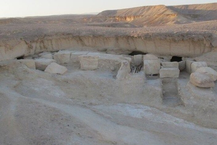 Båthamn frå oldtida i Wadi el-Jarf i Egypt. Hola i berget var brukt som lagerrom for båtar samt krukker for å oppbevare vatn. (Foto: Pierre Tallet, Université Paris-Sorbonne) Båthamn frå oldtida i Wadi el-Jarf i Egypt. Hola i berget var brukt som lagerrom for båtar samt krukker for å oppbevare vatn. (Foto: Pierre Tallet, Université Paris-Sorbonne)