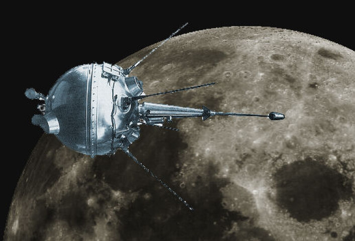 Luna 2 krasjet i Regnhavet (Mare Imbrium) på månens hitside 12. september 1959, og var det første menneskeskapte objekt som nådde vår naboklode. (Foto: Montasje laget av NASA-bilder, Wikimedia Commons Luna 2 krasjet i Regnhavet (Mare Imbrium) på månens hitside 12. september 1959, og var det første menneskeskapte objekt som nådde vår naboklode. (Foto: Montasje laget av NASA-bilder, Wikimedia Commons