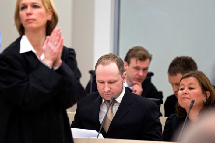 Fra v. aktor Inga Bejer Engh, tiltalte Anders Behring Breivik og hans forsvarer Vibeke Hein Bæra. (Foto: Gisle Oddstad VG/Scanpix) Fra v. aktor Inga Bejer Engh, tiltalte Anders Behring Breivik og hans forsvarer Vibeke Hein Bæra. (Foto: Gisle Oddstad VG/Scanpix)