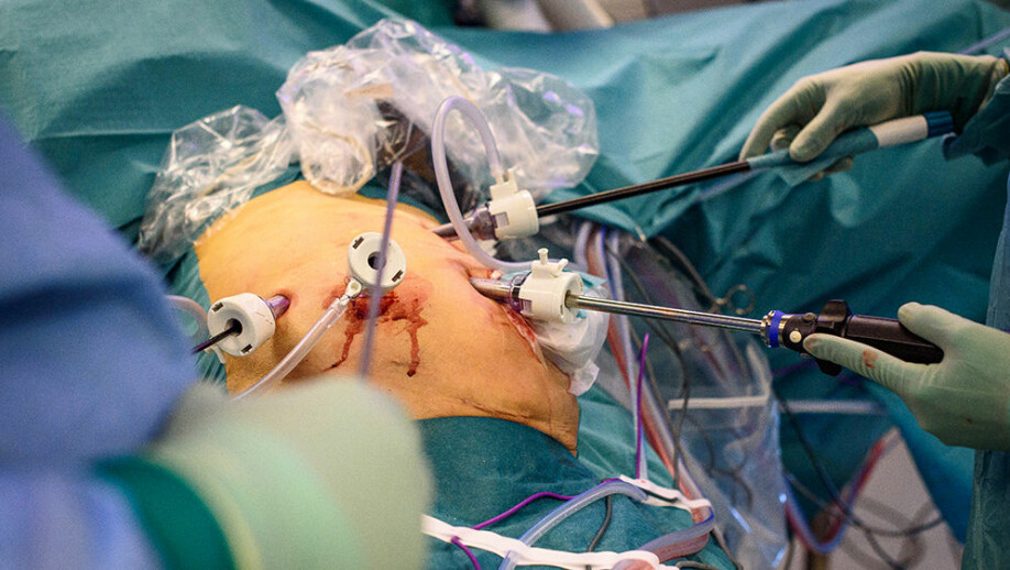 During keyhole surgery, surgeons make small holes through which they insert a camera and the instruments they are going to use. They look at screens while operating.
