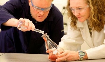 Tommy Mokkelbost og Fride Vullum-Bruer i sving på lab-en med pulverbaserte materialer som skal bli ingredienser i oppladbare batterier. (Foto: Gry Karin Stimo, Sintef) Tommy Mokkelbost og Fride Vullum-Bruer i sving på lab-en med pulverbaserte materialer som skal bli ingredienser i oppladbare batterier. (Foto: Gry Karin Stimo, Sintef)