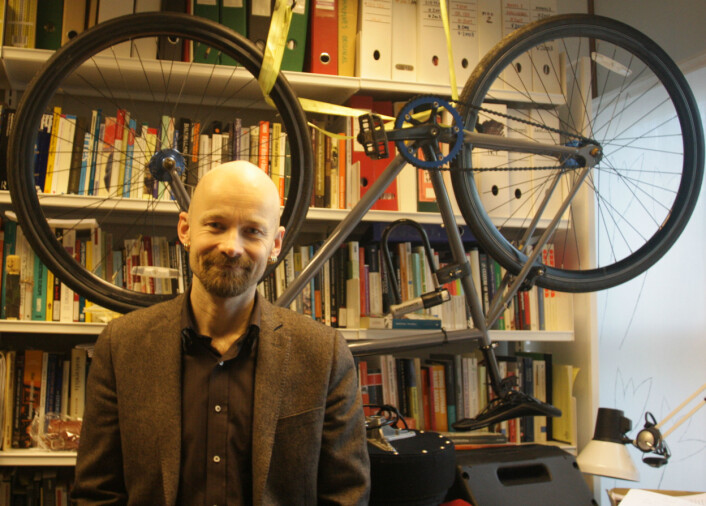 Aksel Tjora er professor i sosiologi ved NTNU i Trondheim, og tråkker den hengende sykkelen hjem på slutten av arbeidsdagen. (Foto: Ida Korneliussen) Aksel Tjora er professor i sosiologi ved NTNU i Trondheim, og tråkker den hengende sykkelen hjem på slutten av arbeidsdagen. (Foto: Ida Korneliussen)
