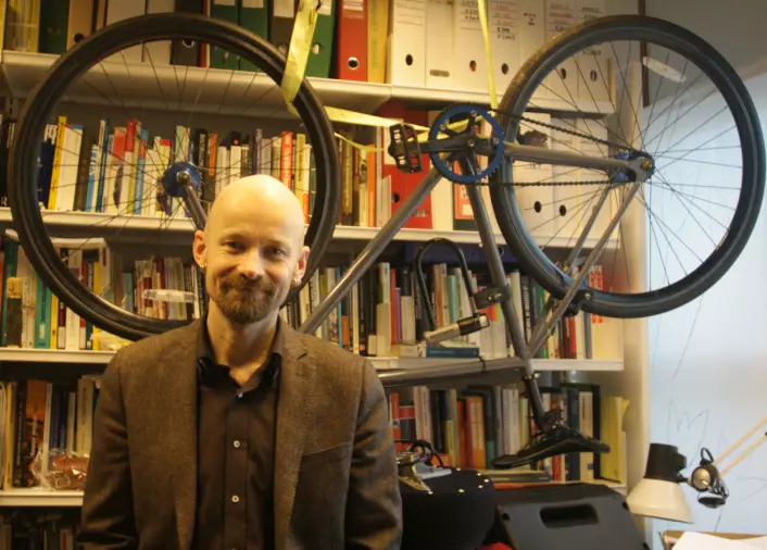 Aksel Tjora er professor i sosiologi ved NTNU i Trondheim, og tråkker den hengende sykkelen hjem på slutten av arbeidsdagen. (Foto: Ida Korneliussen)