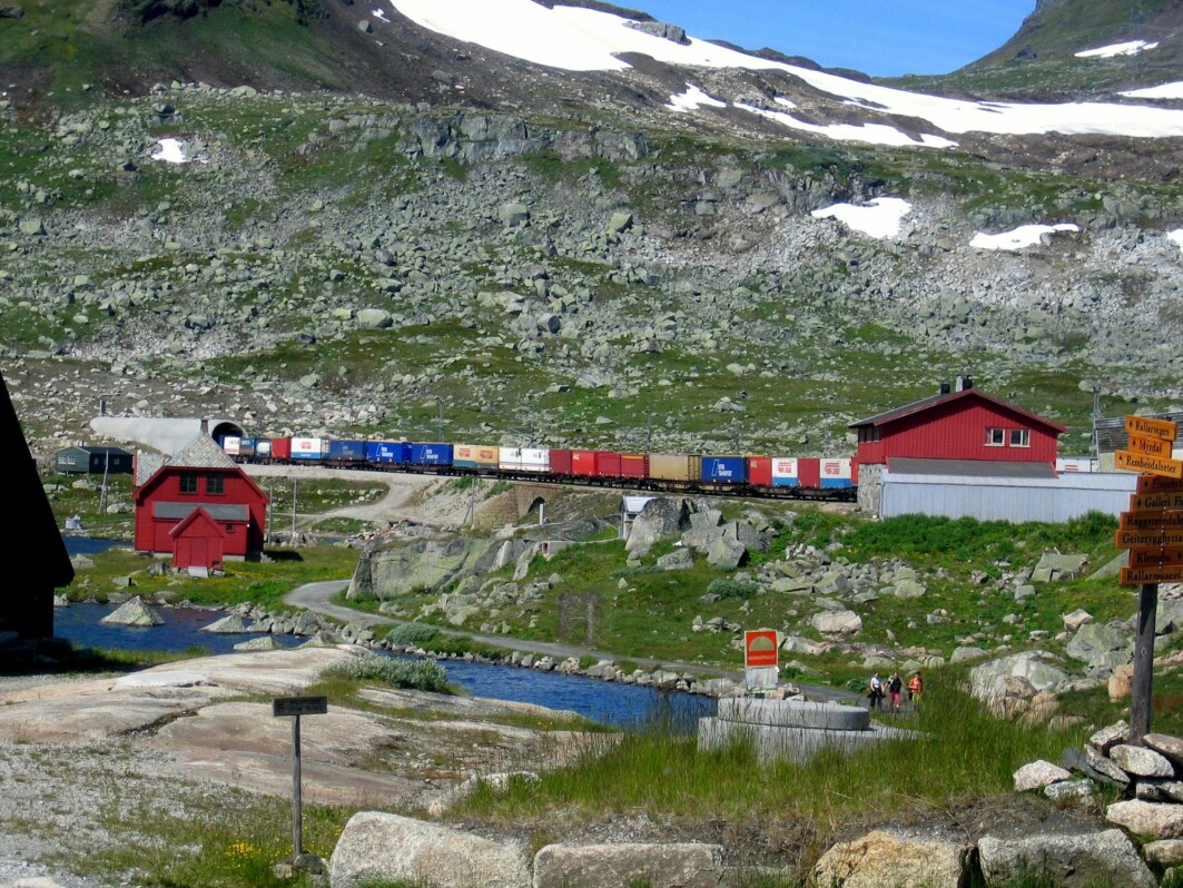 Vi sparer miljøet for betydelig mengder CO2-utslipp hvis vi frakter 50 prosent mer av varene våre over Hardangervidda med tog, ifølge ny rapport.