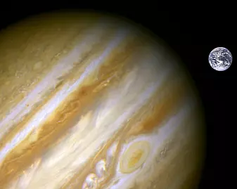 PDS 70b er omtrent like stor som Jupiter. Her ser du Jupiter sammenlignet med jorda.