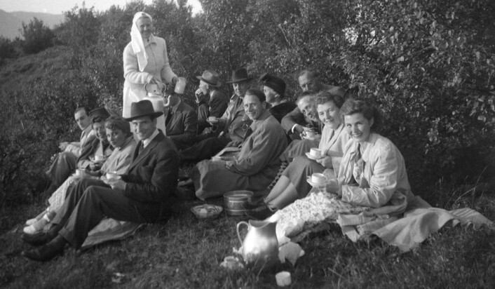 Sankthansfeiringen rundt omkring i landet har vært preget av spontane arrangementer, hvor folk møttes for å drikke kaffe og spise lefse. Etter hvert overtok organisasjonene mer og mer. Her feires det sankthans i Sandnessjøen i 1949. (Foto: Norsk Folkemuseum) Sankthansfeiringen rundt omkring i landet har vært preget av spontane arrangementer, hvor folk møttes for å drikke kaffe og spise lefse. Etter hvert overtok organisasjonene mer og mer. Her feires det sankthans i Sandnessjøen i 1949. (Foto: Norsk Folkemuseum)