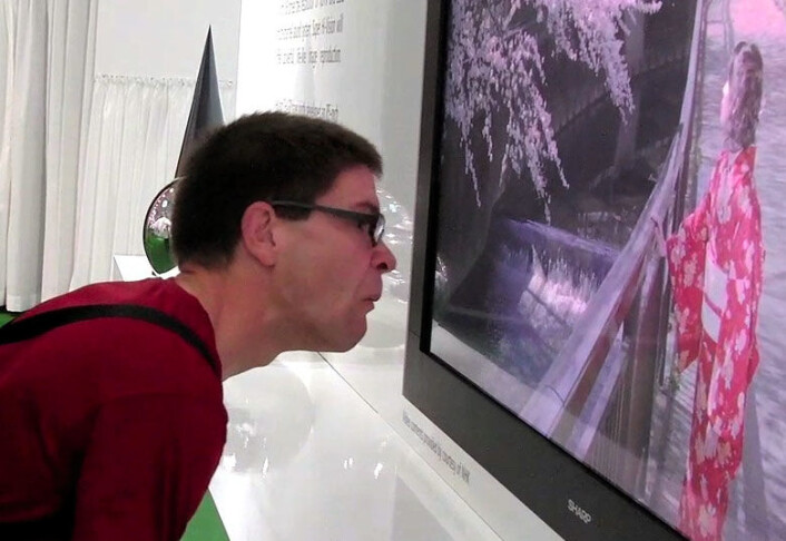 En publikummer gransker detaljene i Sharps Super Hi-Vision 85-tommers LCD 8K skjerm på IFA-messen i 2011. (Foto: Arnfinn Christensen) En publikummer gransker detaljene i Sharps Super Hi-Vision 85-tommers LCD 8K skjerm på IFA-messen i 2011. (Foto: Arnfinn Christensen)
