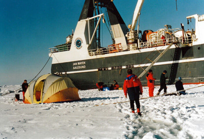 Innsamling av prøver ved Svalbard i fjor. Forskningsfartøyet F/F Jan Mayen har nå skiftet navn til F/F Helmer Hanssen. (Foto: Else Nøst Hegseth) Innsamling av prøver ved Svalbard i fjor. Forskningsfartøyet F/F Jan Mayen har nå skiftet navn til F/F Helmer Hanssen. (Foto: Else Nøst Hegseth)