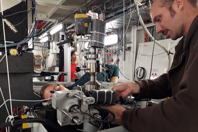 Benoit Cordonnier ved Det europeiske synkrotronstråleanlegget i Grenoble med instrumentet som har ledet frem til Francois Renards nye prosjekt. Benoit Cordonnier ved Det europeiske synkrotronstråleanlegget i Grenoble med instrumentet som har ledet frem til Francois Renards nye prosjekt.