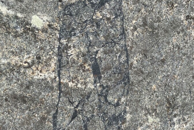Et fossilt jordskjelv (svarte linjer) som er bevart i stein i Lofoten. Et fossilt jordskjelv (svarte linjer) som er bevart i stein i Lofoten.