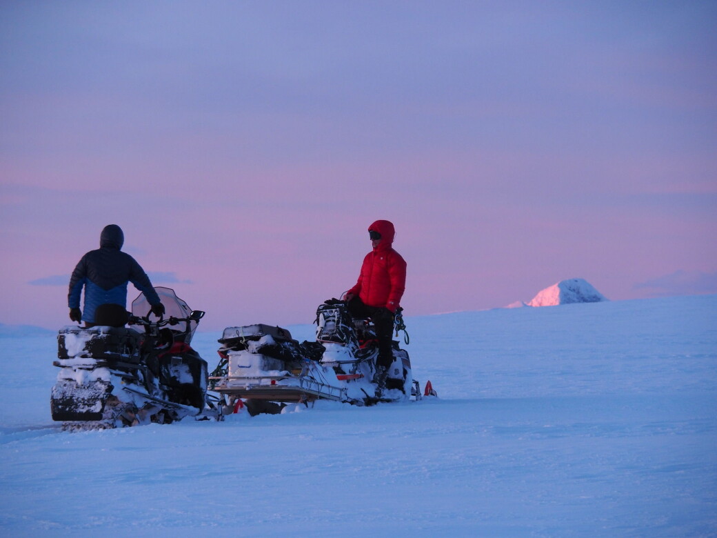 De siste ukene har i alt 16 forskere jobbet oppe på Jostedalsbreen. Bak snøskutere har de hatt sleder med radarer. De siste ukene har i alt 16 forskere jobbet oppe på Jostedalsbreen. Bak snøskutere har de hatt sleder med radarer.