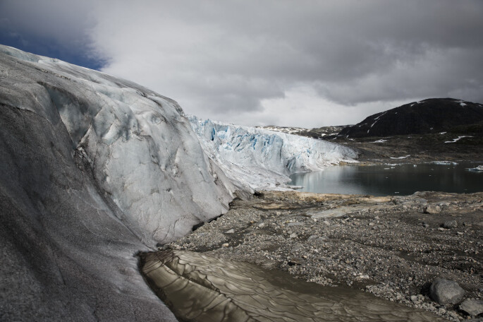 Austdalsbreen er en nordøstlig utløper av Jostedalsbreen. Austdalsbreen kalver i Austdalsvatnet Neste vår skal forskerne se nærmere på utløperne fra breen. Austdalsbreen er en nordøstlig utløper av Jostedalsbreen. Austdalsbreen kalver i Austdalsvatnet Neste vår skal forskerne se nærmere på utløperne fra breen.