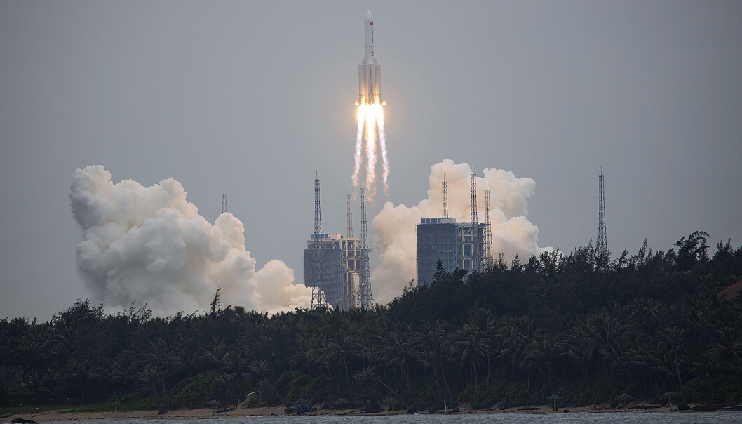Long March 5B-raketten som fraktet hovedmodulen til en kinesisk romstasjon, ble sendt opp fra Wenchang i den sørlige provinsen Hainan torsdag 29. april. Forskere frykter nå et ukontrollert nedfall av romraketten. Long March 5B-raketten som fraktet hovedmodulen til en kinesisk romstasjon, ble sendt opp fra Wenchang i den sørlige provinsen Hainan torsdag 29. april. Forskere frykter nå et ukontrollert nedfall av romraketten.
