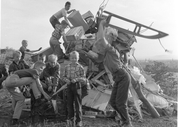 Å samle ved til sankthansbålet var noe mange i et lokalsamfunn deltok i tidligere. Her ser vi en bålgjeng i Oslo i 1968. (Foto: Norsk Folkemuseum) Å samle ved til sankthansbålet var noe mange i et lokalsamfunn deltok i tidligere. Her ser vi en bålgjeng i Oslo i 1968. (Foto: Norsk Folkemuseum)