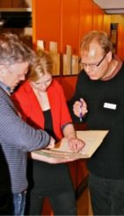 Hans Otto Frøland (NTNU), Ingebjørg Eidhammer (Teknisk Museum) og Ketil G. Andersen (Teknisk Museum) kaster et første blikk på de 450 hyllemeterne med OT-arkiv. (Foto: Joakim Jakobsen) Hans Otto Frøland (NTNU), Ingebjørg Eidhammer (Teknisk Museum) og Ketil G. Andersen (Teknisk Museum) kaster et første blikk på de 450 hyllemeterne med OT-arkiv. (Foto: Joakim Jakobsen)