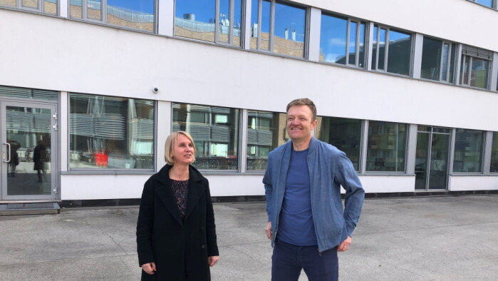 Både Jostein Askim og Cathrine Holst forsker på svensk og norsk håndtering av pandemien. Både Jostein Askim og Cathrine Holst forsker på svensk og norsk håndtering av pandemien.