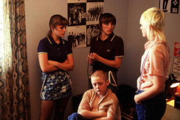 "Som de fleste subkulturer er skinheadmiljøene mannsdominerte, men visst finnes det skinhead-jenter. Scene fra filmen This is England (Arthaus distribusjon)." "Som de fleste subkulturer er skinheadmiljøene mannsdominerte, men visst finnes det skinhead-jenter. Scene fra filmen This is England (Arthaus distribusjon)."