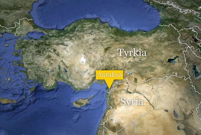 Funnstedet er 45 kilometer øst for den tyrkiske byen Antakya, nær grensen til Syria. (Foto: (Kart: Google Maps))