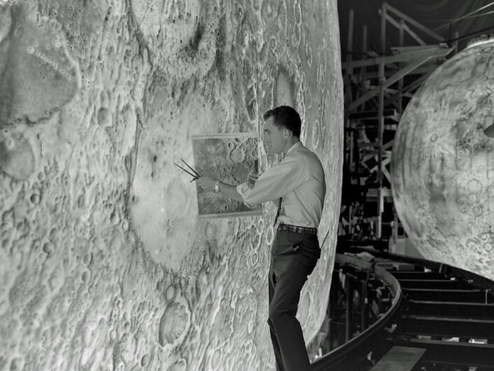 En bildekunstner pynter på en av de fire modellene av månen som ble brukt i NASAs månesimulator Lunar Orbit and Landing Approach (LOLA) på 1960-tallet. (Foto: NASA/Langley Research Center) En bildekunstner pynter på en av de fire modellene av månen som ble brukt i NASAs månesimulator Lunar Orbit and Landing Approach (LOLA) på 1960-tallet. (Foto: NASA/Langley Research Center)