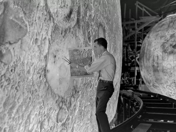 En bildekunstner pynter på en av de fire modellene av månen som ble brukt i NASAs månesimulator Lunar Orbit and Landing Approach (LOLA) på 1960-tallet. (Foto: NASA/Langley Research Center)