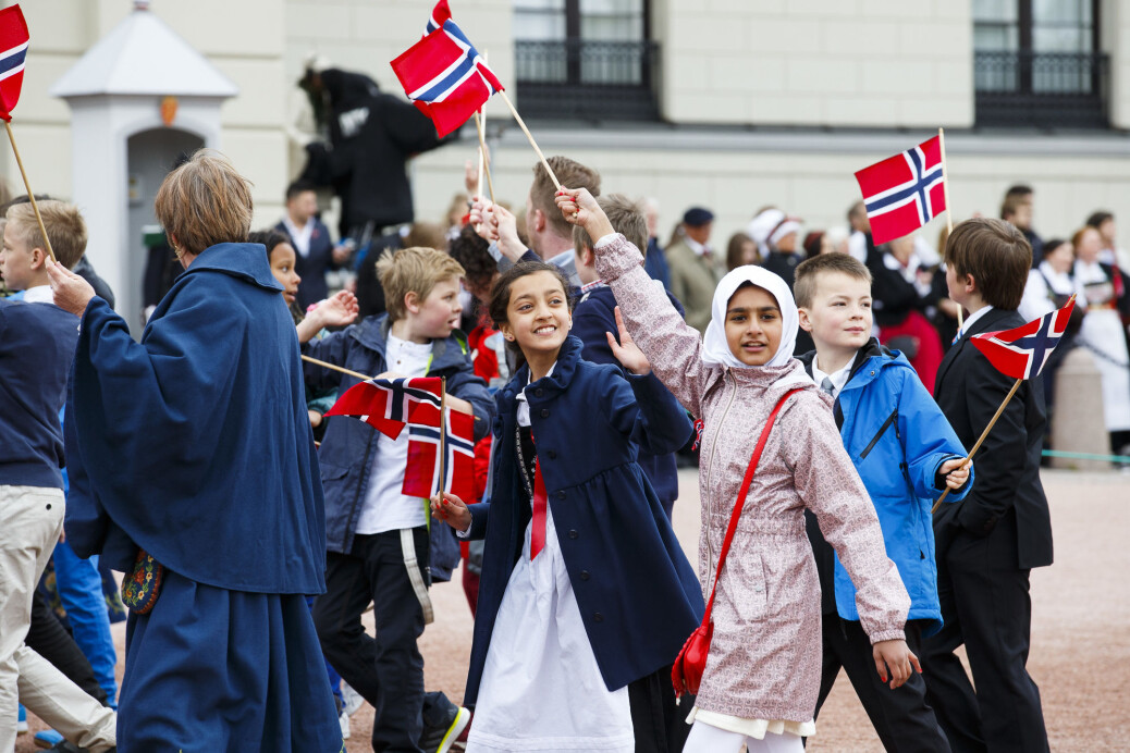 – Vi er litt ferdige med debatten om innvandrarar skal vere ein del av 17. mai. Nasjonaldagen er i dag ei inkluderande feiring, seier professor. – Vi er litt ferdige med debatten om innvandrarar skal vere ein del av 17. mai. Nasjonaldagen er i dag ei inkluderande feiring, seier professor.