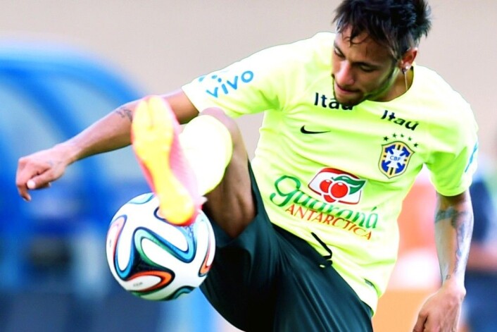 For å vinne sitt sjette VM-gull er Brasil er sannsynligvis avhengige av at Neymar og Brazuca-ballen kommer godt overens. (Foto: Evaristo SA/AFP) For å vinne sitt sjette VM-gull er Brasil er sannsynligvis avhengige av at Neymar og Brazuca-ballen kommer godt overens. (Foto: Evaristo SA/AFP)