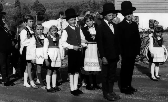 Sankthansbryllupene har vært en vanlig skikk på Vestlandet. Opprinnelig var det ungdom som kledde seg ut som brudepar og brudefølge, senere ble det barn. Her er et brudefølge i Hardanger på 1960-tallet. (Foto: Norsk Folkemuseum)