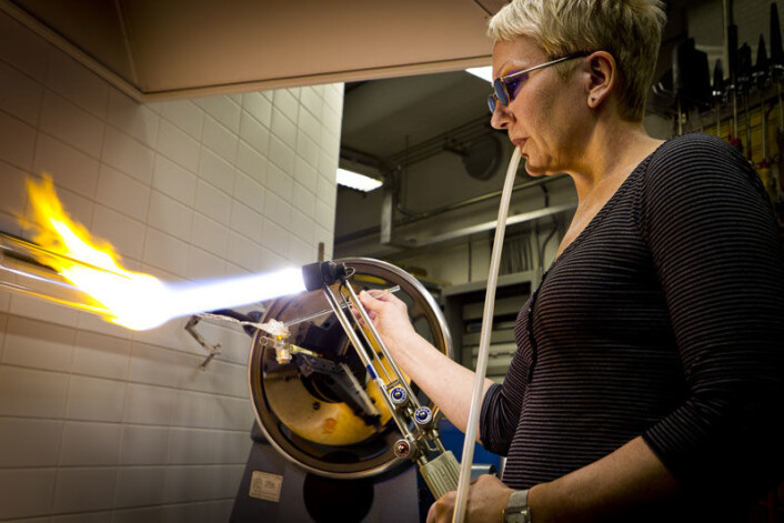 Hver dag tar teknisk glassblåser Astrid Salvesen imot tegninger og skisser fra forskere som skal ha laget utstyr i glass for å virkeliggjøre ideer. (Foto: Ole Morten Melgård) Hver dag tar teknisk glassblåser Astrid Salvesen imot tegninger og skisser fra forskere som skal ha laget utstyr i glass for å virkeliggjøre ideer. (Foto: Ole Morten Melgård)