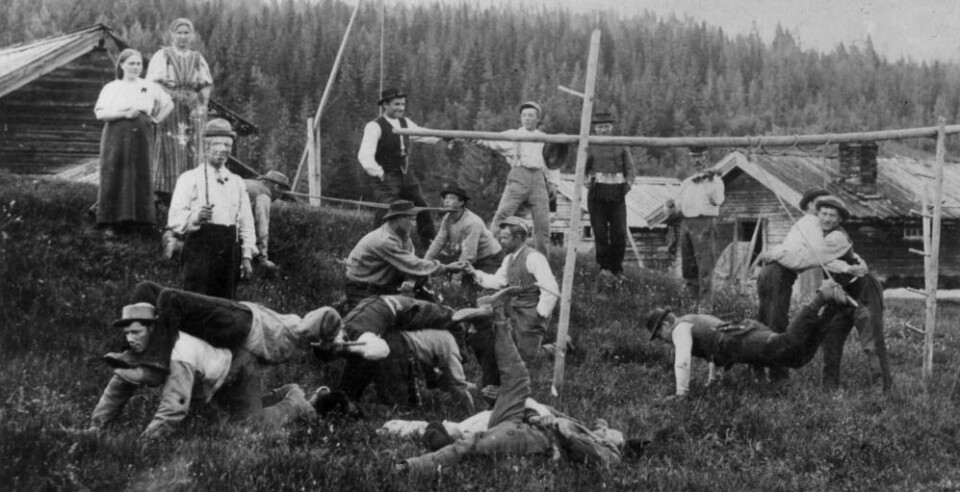 Sankthansfeiringen har vært en av de viktigste høytidsfeiringene i Norge opp gjennom historien. Her møtes ungdom i Trysil til fest  på 1890-tallet. (Foto: Norsk folkemuseum)